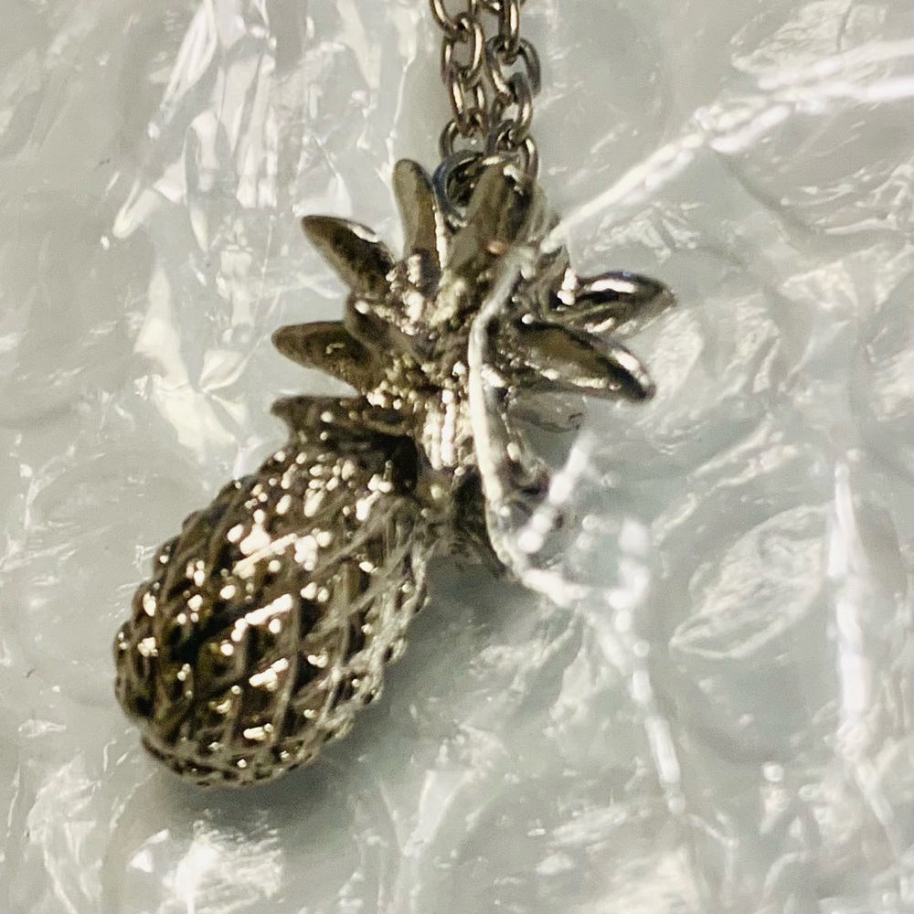 PINEAPPLE HAWAII 3D PINEAPPLE PENDANT CHAIN NECKLACE SILVERTONE NIB - Picture 3 of 8